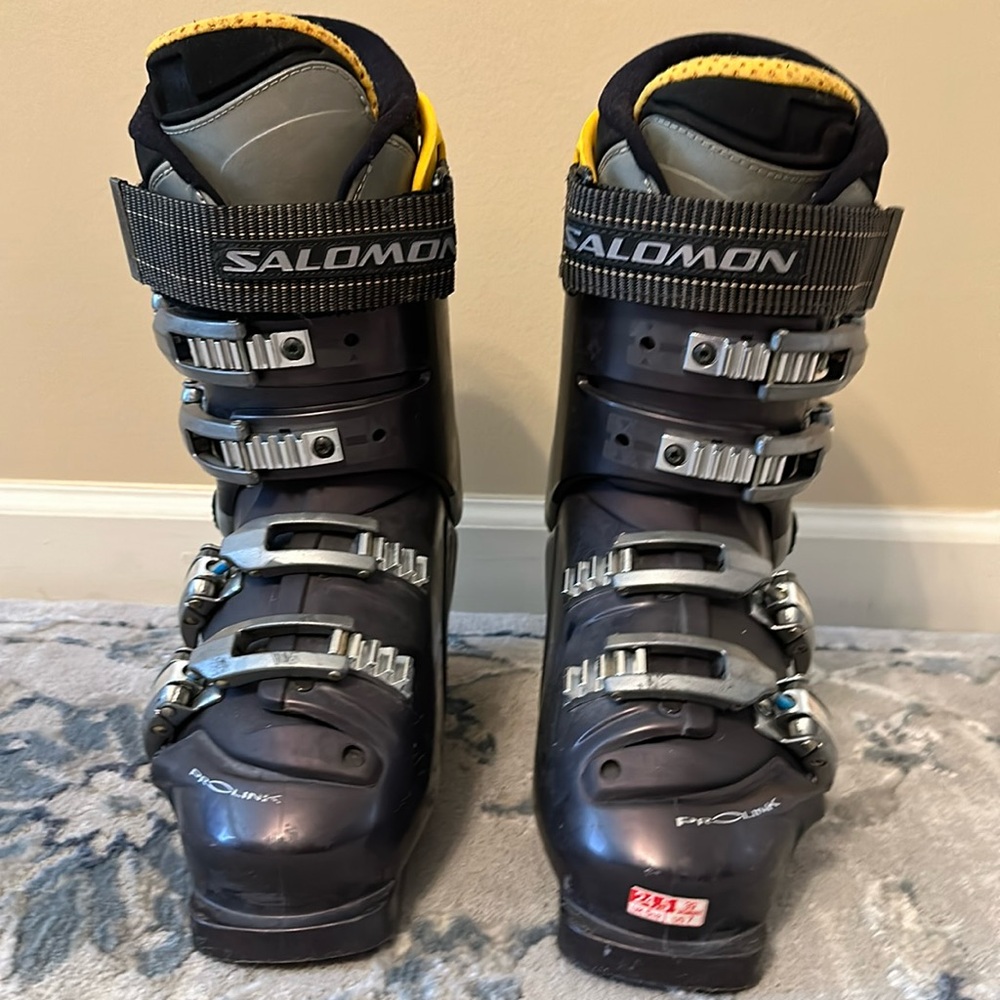 Woman’s size 7 SALOMON ski boots